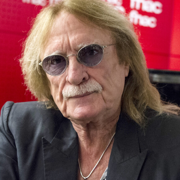 Exclusif - Le chanteur Christophe en showcase-dédicace à la Fnac Saint-Lazare à Paris, pour la sortie de son nouvel album "Les vestiges du Chaos". Le 15 avril 2016 © Pierre Perusseau / Bestimage