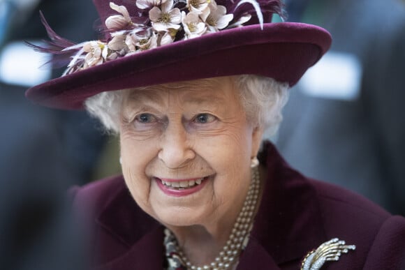 La reine Elisabeth II d'Angleterre en visite dans les locaux du MI5 à la Thames House à Londres. Le 25 février 2020  On February 25th 2020. Queen Elizabeth II talks with MI5 officers during a visit to the headquarters of MI5 at Thames House in London.25/02/2020 - Londres