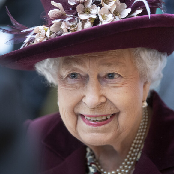 La reine Elisabeth II d'Angleterre en visite dans les locaux du MI5 à la Thames House à Londres. Le 25 février 2020  On February 25th 2020. Queen Elizabeth II talks with MI5 officers during a visit to the headquarters of MI5 at Thames House in London.25/02/2020 - Londres