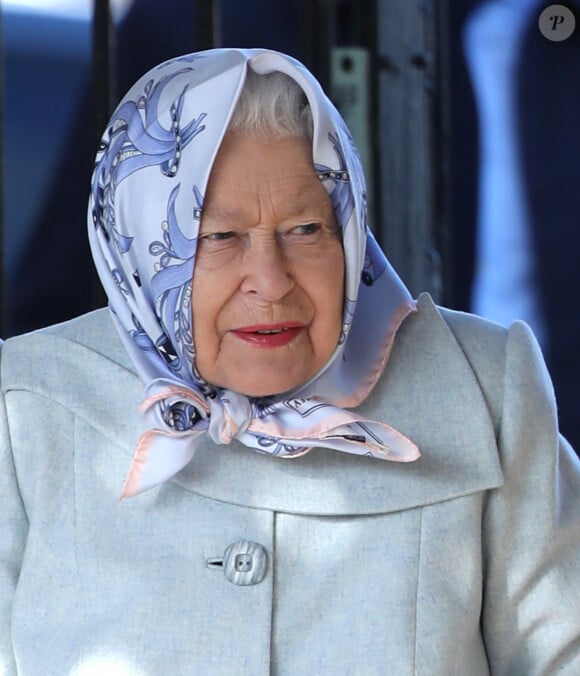 La reine Elisabeth II d'Angleterre prend un train à la gare de King's Lynn dans le Norfolk pour rentrer à Londres, le 11 février 2020. Les passagers de ce train n'étaient pas prévenus que sa Majesté voyagerait avec eux.  Storm Ciara may have prevented Queen Elizabeth II from attending the St. Mary Magdalene Church Sunday morning service in Sandringham two days ago, but it hasn't stopped Her Majesty from returning to London today, after her winter break. The Queen caught a public train from Kings Lynn station, with many fellow passengers unaware she was travelling with them. February 11, 2020.11/02/2020 - King's Lynn