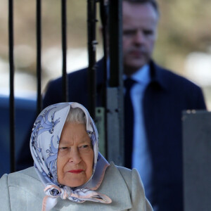 La reine Elisabeth II d'Angleterre prend un train à la gare de King's Lynn dans le Norfolk pour rentrer à Londres, le 11 février 2020. Les passagers de ce train n'étaient pas prévenus que sa Majesté voyagerait avec eux.  Storm Ciara may have prevented Queen Elizabeth II from attending the St. Mary Magdalene Church Sunday morning service in Sandringham two days ago, but it hasn't stopped Her Majesty from returning to London today, after her winter break. The Queen caught a public train from Kings Lynn station, with many fellow passengers unaware she was travelling with them. February 11, 2020.11/02/2020 - King's Lynn