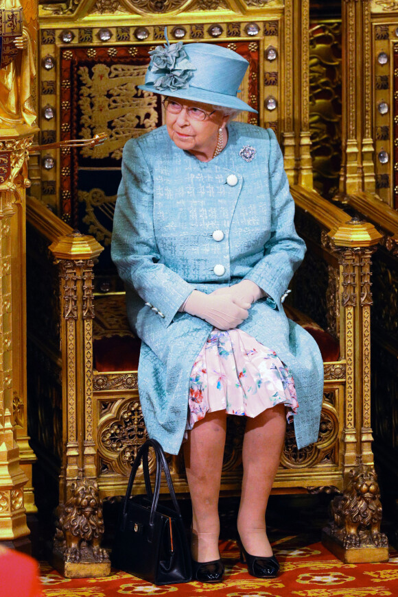 La reine Elisabeth II d'Angleterre - Arrivée de la reine Elizabeth II et discours à l'ouverture officielle du Parlement à Londres le 19 décembre 2019. Lors de son discours, la reine a dévoilé son plan décennal pour mettre à profit le Brexit et relancer le système NHS. Britain's Queen Elizabeth II accompanied by Prince Charles, Prince of Wales attend the State Opening of Parliament at the Houses of Parliament in London on December 19, 2019. - The State Opening of Parliament is where Queen Elizabeth II performs her ceremonial duty of informing parliament about the government's agenda for the coming year in a Queen's Speech.19/12/2019 - Londres