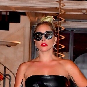 Lady Gaga quitte son hôtel avant de se produire sur la scène de l'Apollo Theater à New York le 24 juin 2019