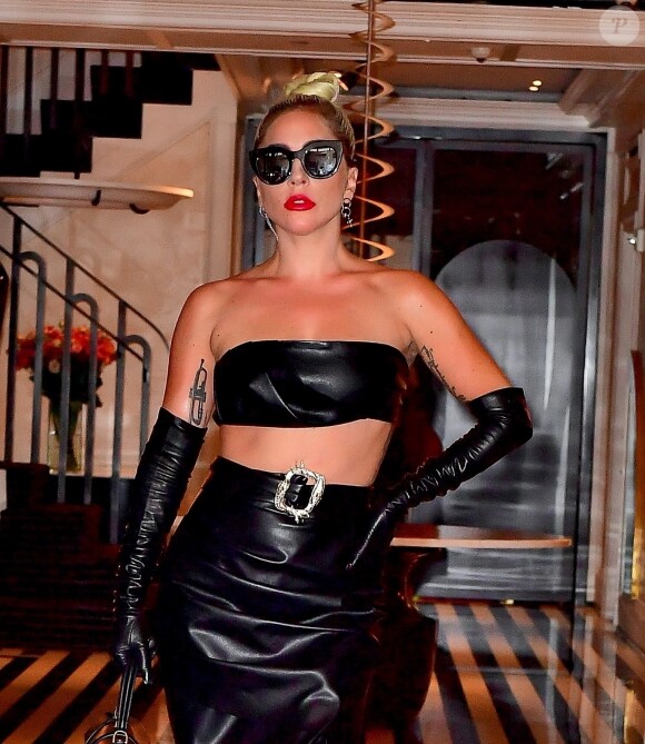 Lady Gaga quitte son hôtel avant de se produire sur la scène de l'Apollo Theater à New York le 24 juin 2019