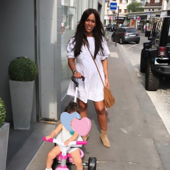 Amel Bent a publié dans sa story Instagram du mardi 14 avril 2020 des photos de sa deuxième grossesse.