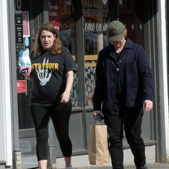 Exclusif - Rupert Grint et sa compagne Georgia Groome (enceinte) à Londres, le 9 avril 2020.