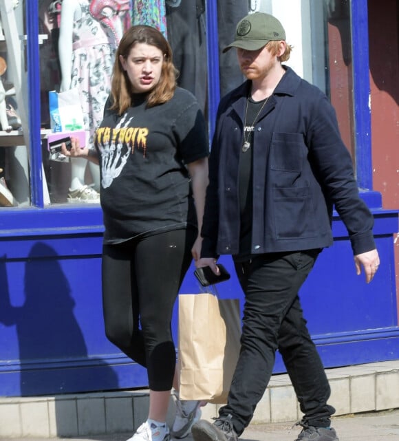 Exclusif - Rupert Grint et sa compagne Georgia Groome (enceinte) à Londres, le 9 avril 2020.