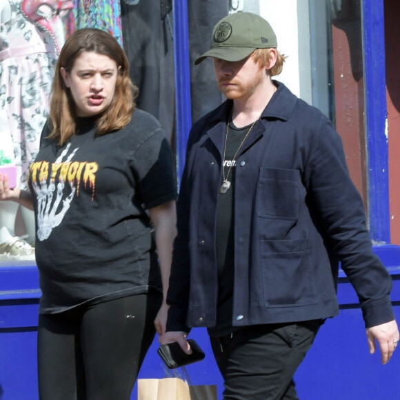 Exclusif - Rupert Grint et sa compagne Georgia Groome (enceinte) à Londres, le 9 avril 2020.