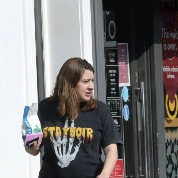 Exclusif - Rupert Grint et sa compagne Georgia Groome (enceinte) à Londres, le 9 avril 2020.