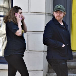 Exclusif - Rupert Grint et sa compagne Georgia Groome (enceinte) à Londres, le 9 avril 2020.