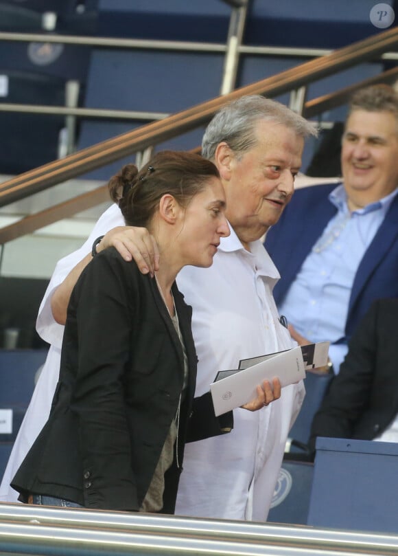Guy Carlier et sa compagne - People au match de foot PSG - Saint-Etienne au Parc des Princes à Paris le 25 Août 2017.