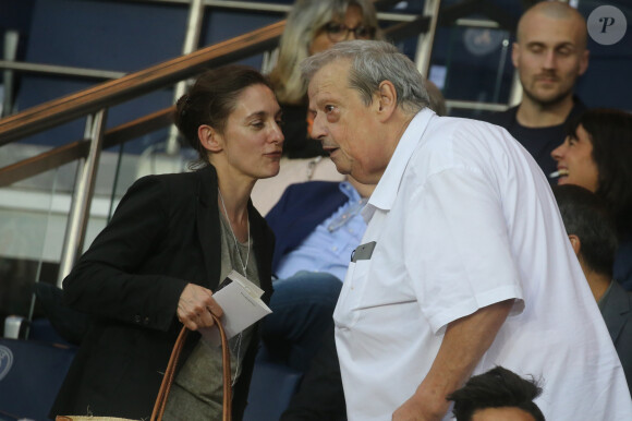 Guy Carlier et sa compagne - People au match de foot PSG - Saint-Etienne au Parc des Princes à Paris le 25 Août 2017.