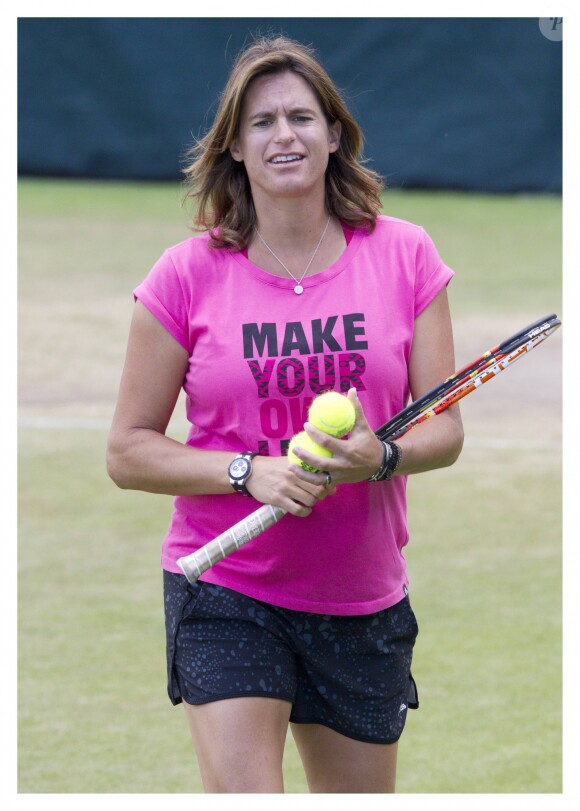 Amélie Mauresmo, enceinte de son fils Aaron, lors d'un entraînement avec Andy Murray à Wimbledon à Londres le 7 juillet 2015.