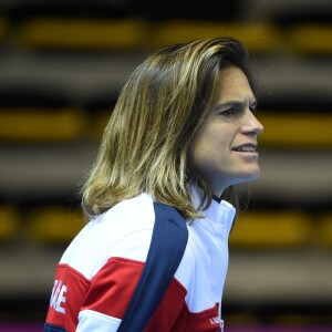 Amélie Mauresmo lors de la finale de la Fed Cup entre la République tchèque et la France à Strasbourg le 13 novembre 2016. Au lendemain de cette cruelle défaite, la capitaine des Bleues annonçait qu'elle quittait son poste et révélait être enceinte de son deuxième enfant, un an après la naissance d'Aaron.