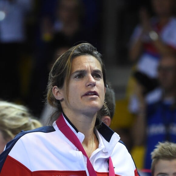 Amélie Mauresmo lors de la finale de la Fed Cup entre la République tchèque et la France à Strasbourg le 13 novembre 2016. Au lendemain de cette cruelle défaite, la capitaine des Bleues annonçait qu'elle quittait son poste et révélait être enceinte de son deuxième enfant, un an après la naissance d'Aaron.