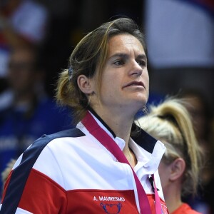 Amélie Mauresmo lors de la finale de la Fed Cup entre la République tchèque et la France à Strasbourg le 13 novembre 2016. Au lendemain de cette cruelle défaite, la capitaine des Bleues annonçait qu'elle quittait son poste et révélait être enceinte de son deuxième enfant, un an après la naissance d'Aaron.
