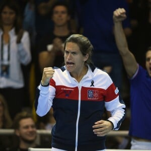 Amélie Mauresmo lors de la finale de la Fed Cup entre la République tchèque et la France à Strasbourg le 13 novembre 2016. Au lendemain de cette cruelle défaite, la capitaine des Bleues annonçait qu'elle quittait son poste et révélait être enceinte de son deuxième enfant, un an après la naissance d'Aaron.