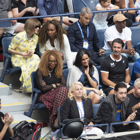 Meghan Markle, duchesse de Sussex, au côté de Anna Wintour, Venus Williams, Patrick Mouratoglou et Alexis Ohanian (le mari de S. Williams) dans les tribunes de la finale femme du tournoi de l'US Open 2019 opposant Serena Williams à Bianca Andreescu (3-6 / 5-7) au Billie Jean King National Tennis Center à New York, le 7 septembre 2019.