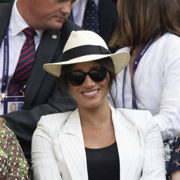 Meghan Markle, duchesse de Sussex, assiste au match "Serena Williams vs Kaja Juvan (2/6 - 6/2 - 6/4)" au Tournoi de Wimbledon 2019, le 4 juillet 2019.