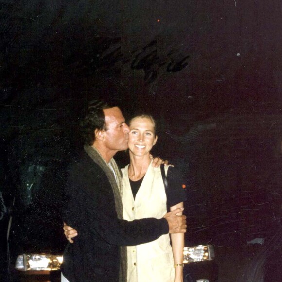 Julio Iglesias et sa femme Miranda à Madrid en 1997.