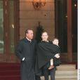 Julio Iglesias, sa femme Miranda et leur fils Miguel à Paris en 1998.