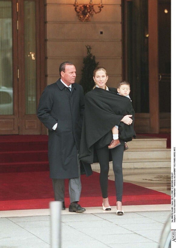 Julio Iglesias, sa femme Miranda et leur fils Miguel à Paris en 1998.