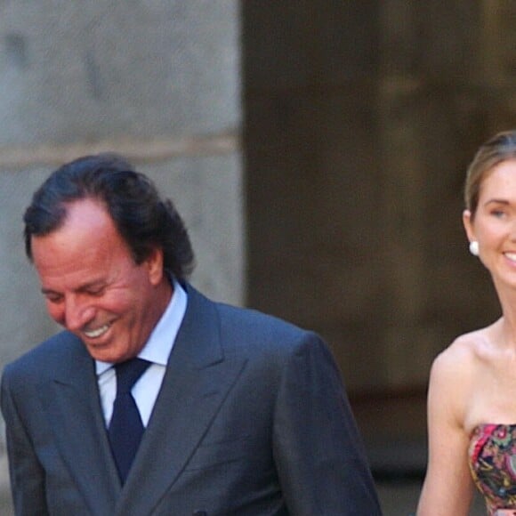 Julio Iglesias et sa femme Miranda à Madrid en 2002.