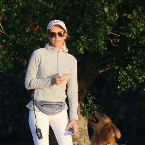 Exclusif - Miranda Rijnsburger, la femme du chanteur Julio Iglesias, promène ses chiens à Miami Beach, le 15 février 2020.