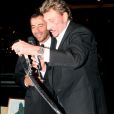 Bernard Montiel et Johnny Hallyday qui a mis sa ceinture aux enchères - Vente aux enchères au profit de l'Unicef sous la présidence de Laeticia et Johnny Hallyday au Pavillon Ledoyen le 17 janvier 2008.