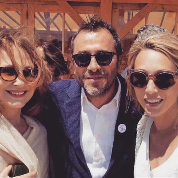 Bernard Montiel avec Nathalie Baye et Laura Smet, le jour du mariage religieux de Laura Smet avec Raphaël Lancrey-Javal le 15 juin 2019, en l'église Notre-Dame des Flots, à Lège-Cap-Ferret.