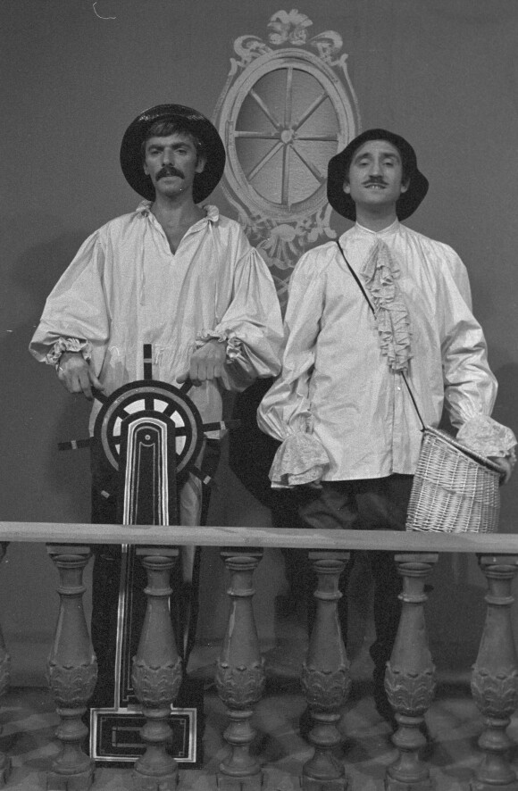 En France, à Paris, sur le plateau lors d'un sketch, Les Frères ennemis, Teddy Vrignault et André Gaillard le 17 septembre 1962.