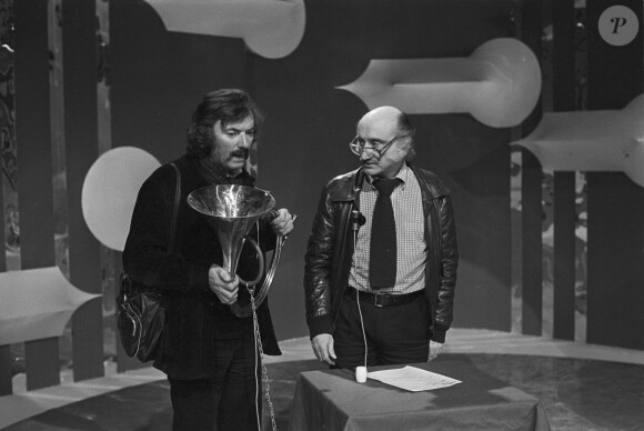 En France, à Paris, lors d'un sketch sur le plateau de l'émission Top Club, le duo comique Les Frères ennemis, Teddy Vrignault et André Gaillard le 24 novembre 1978.