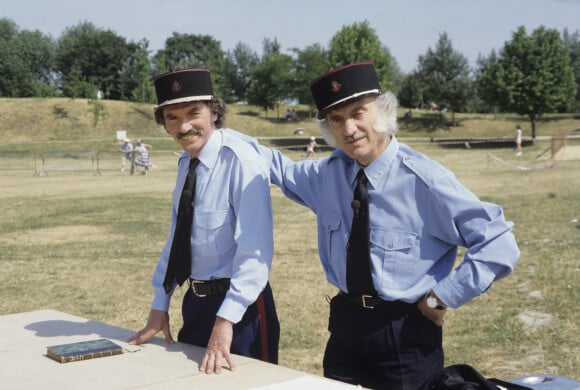 En France, les Frères Ennemis, Teddy Vrignault et André Gaillard déguisés en gendarmes lors de "Cocktail maison" le 12 juillet 1984.