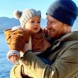 Le prince Harry avec son fils Archie dans les bras en décembre 2019, image d'illustration d'un montage vidéo que le duc de Sussex et la duchesse (Meghan Markle) ont diffusé sur leur compte Instagram @SussexRoyal, à quelques minutes du nouvel an 2020, pour retracer leur année 2019. Archie en est l'une des vedettes.
