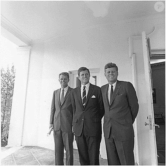 Edward "Ted" Kennedy, ici entre ses frères Robert et John devant le Bureau Ovale le 28 août 1963, est décédé le 25 août 2009 à l'âge de 77 ans.