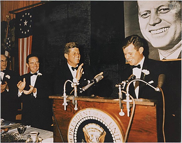 Edward "Ted" Kennedy, ici applaudi par son frère JFK en octobre 1963, est décédé le 25 août 2009 à l'âge de 77 ans. 