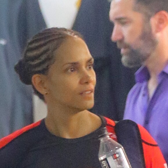 Exclusif - Halle Berry discute avec un coach à la sortie de son cours de gym à New York, le 8 octobre 2019.