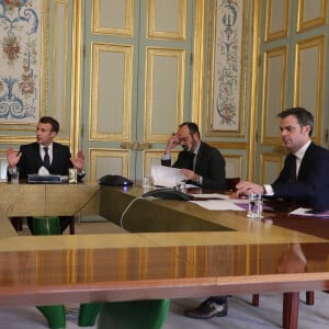 Le président de la république, Emmanuel Macron , le premier ministre Edouard Philippe, le ministre de la Santé Olivier Veran et Frederique Vidal ministre de la recherche participent à une conférence pour mettre en place le comité CARE ( comite d'analyse, recherche et expertise) au palais de l'Élysée à Paris le 24 mars 2020. © Ludovic Marin / Pool / Bestimage