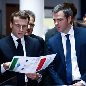 Emmanuel Macron, président de la République, Martin Hirsch, Pierre Carli, Olivier Veran, ministre de la santé - Covid-19 (épidémie de coronavirus) - Visite du centre d'appels du Samu de l'hôpital parisien Necker-Enfants malades. Paris, le 10 mars 2020. © Hamilton / Pool / Bestimage