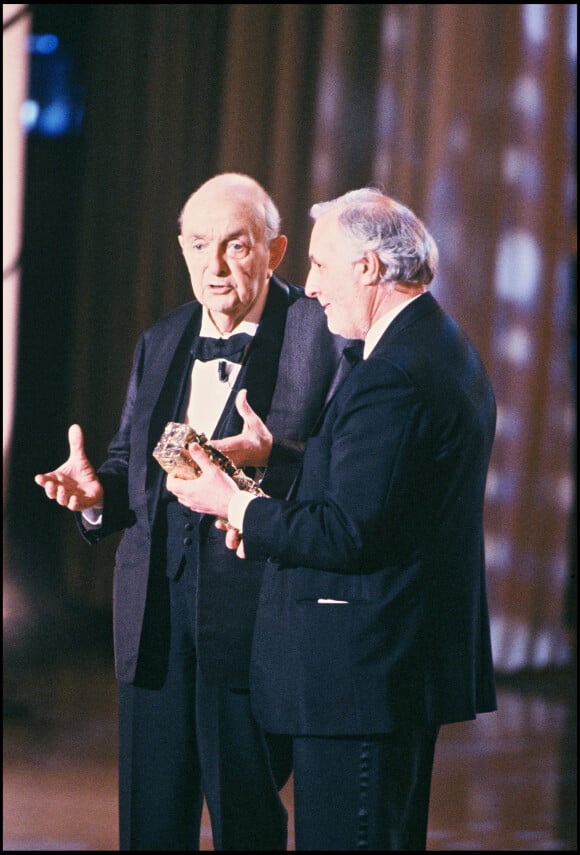 Archives - Michel Serrault remet un César d'honneur à Bernard Blier. Paris. Le 2 mars 1989.