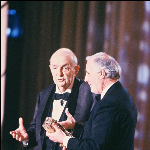 Archives - Michel Serrault remet un César d'honneur à Bernard Blier. Paris. Le 2 mars 1989.