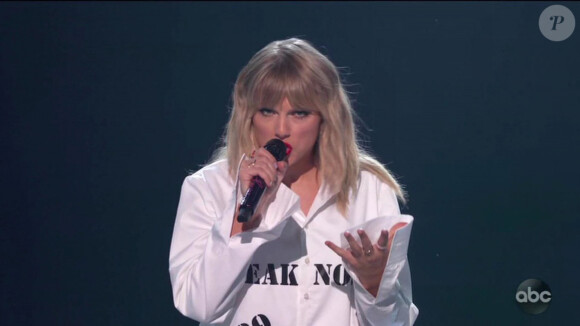 Taylor Swift prend pour cible Scooter Braun et Scott Borchetta lors de sa performance aux AMA et revient sur son année qu'elle considère la plus difficile. Los Angeles. Le 24 novembre 2019.