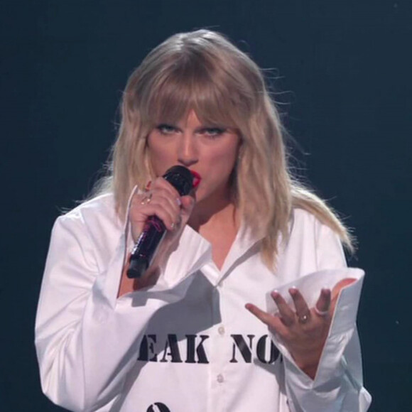 Taylor Swift prend pour cible Scooter Braun et Scott Borchetta lors de sa performance aux AMA et revient sur son année qu'elle considère la plus difficile. Los Angeles. Le 24 novembre 2019.