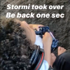 "Stormi a pris les commandes. Je reviens dans un instant" : Stormi Webster joue à Fortnite avec son papa Travis Scott. Le 23 avril 2020.