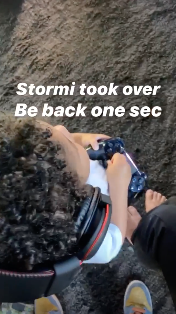 "Stormi a pris les commandes. Je reviens dans un instant" : Stormi Webster joue à Fortnite avec son papa Travis Scott. Le 23 avril 2020.