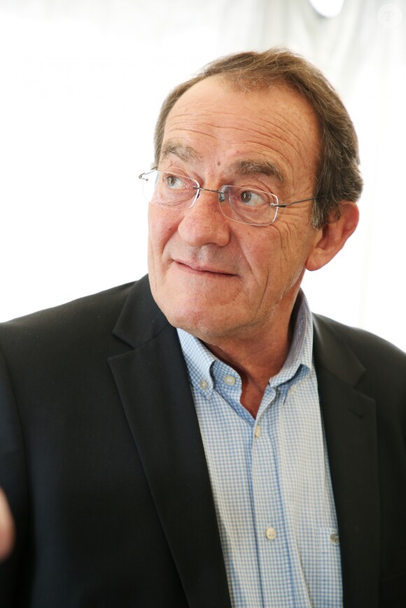 Exclusif - Jean-Pierre Pernaut reçoit le Prix Saint-Roch (Saint Patron des antiquaires) lors de la 96ème édition de la foire de Chatou (la plus célèbre et ancienne foire à la brocante de France) en France, le 14 mars 2018. © Denis Guignebourg/Bestimage