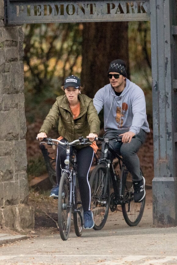 Exclusif - Chris Pratt et sa femme Katherine Schwarzenegger font du vélo en amoureux dans le quartier de Piedmont Park à Atlanta, le 22 novembre 2019