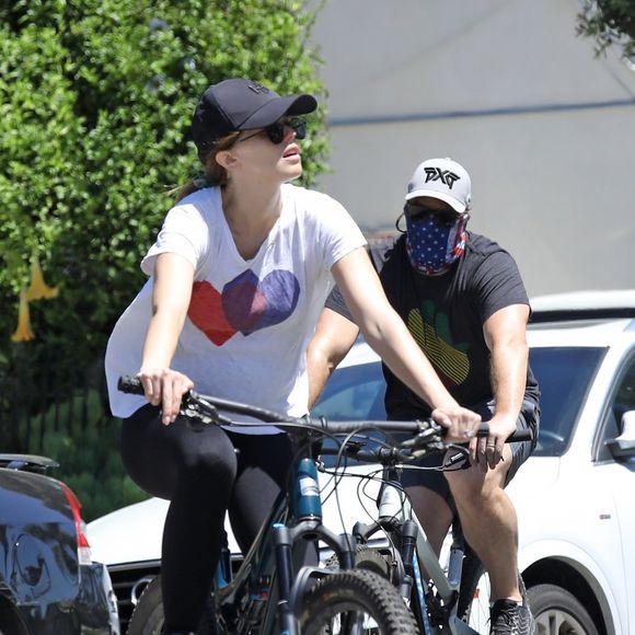 Katherine Schwarzenegger, enceinte de son premier enfant avec son mari Chris Pratt, se promènent à vélo à Los Angeles, le 25 avril 2020.