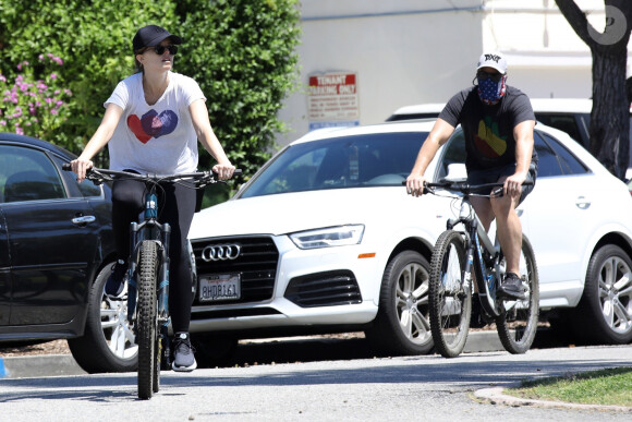 Katherine Schwarzenegger, enceinte de son premier enfant avec son mari Chris Pratt, se promènent à vélo à Los Angeles, le 25 avril 2020.