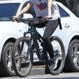 Katherine Schwarzenegger, enceinte de son premier enfant avec son mari Chris Pratt, se promènent à vélo à Los Angeles, le 25 avril 2020.